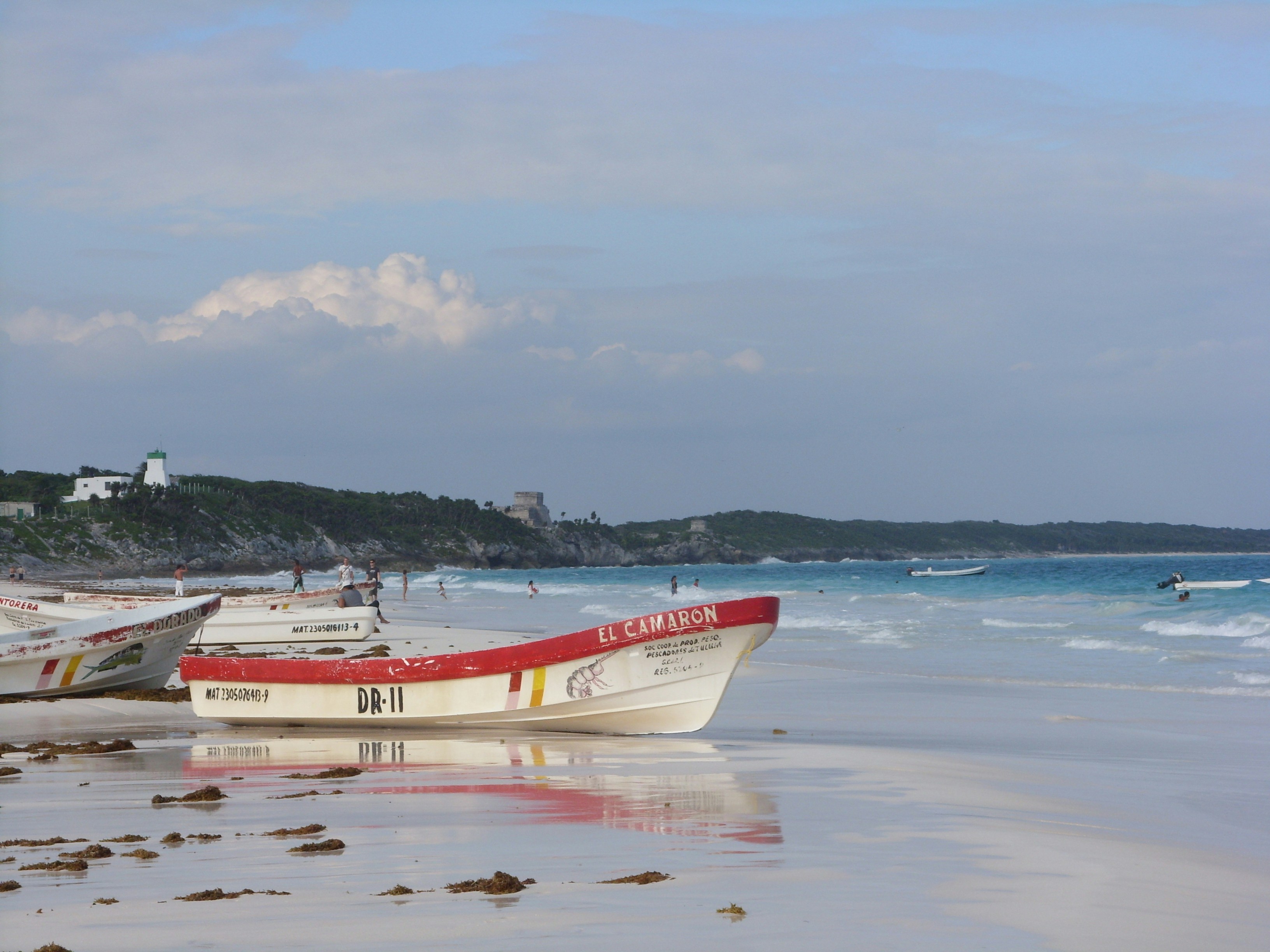 Un par de barcos sentados en lo alto de una playa