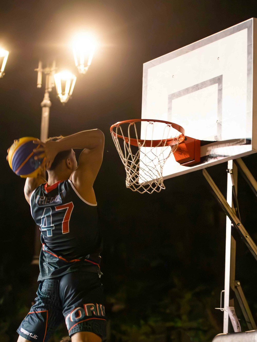 Un jugador de baloncesto está a punto de clavar la pelota