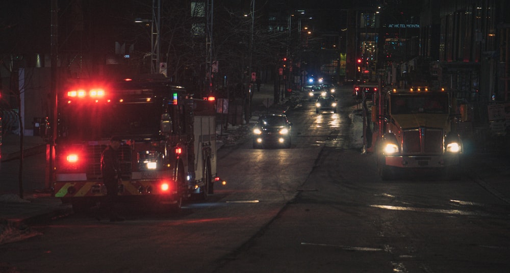 Una calle llena de mucho tráfico por la noche