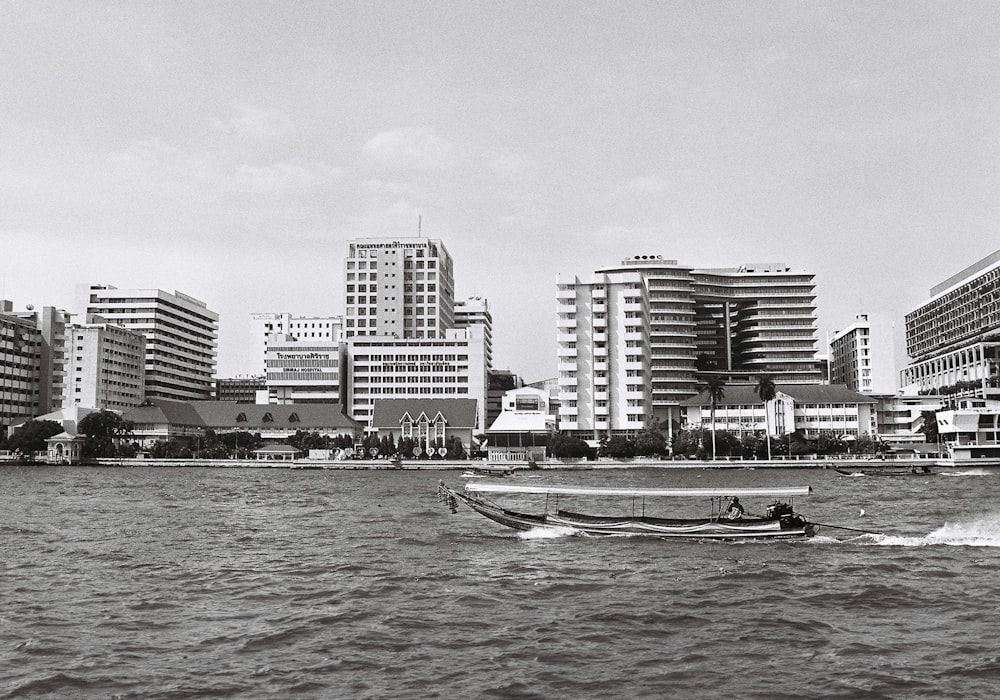 Ein Schwarz-Weiß-Foto eines Bootes im Wasser