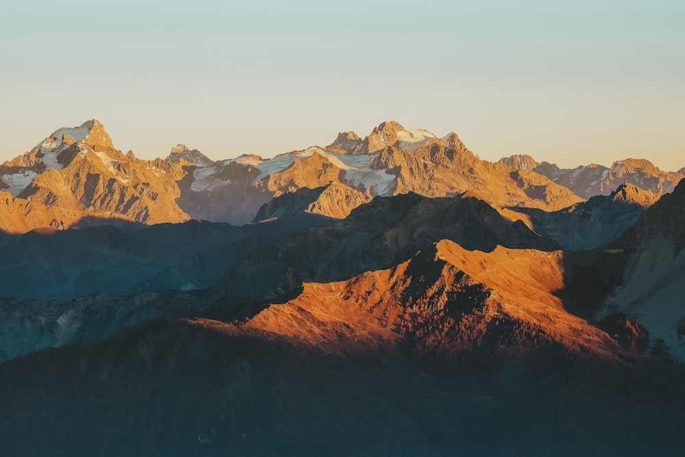 Una vista de una cadena montañosa al atardecer