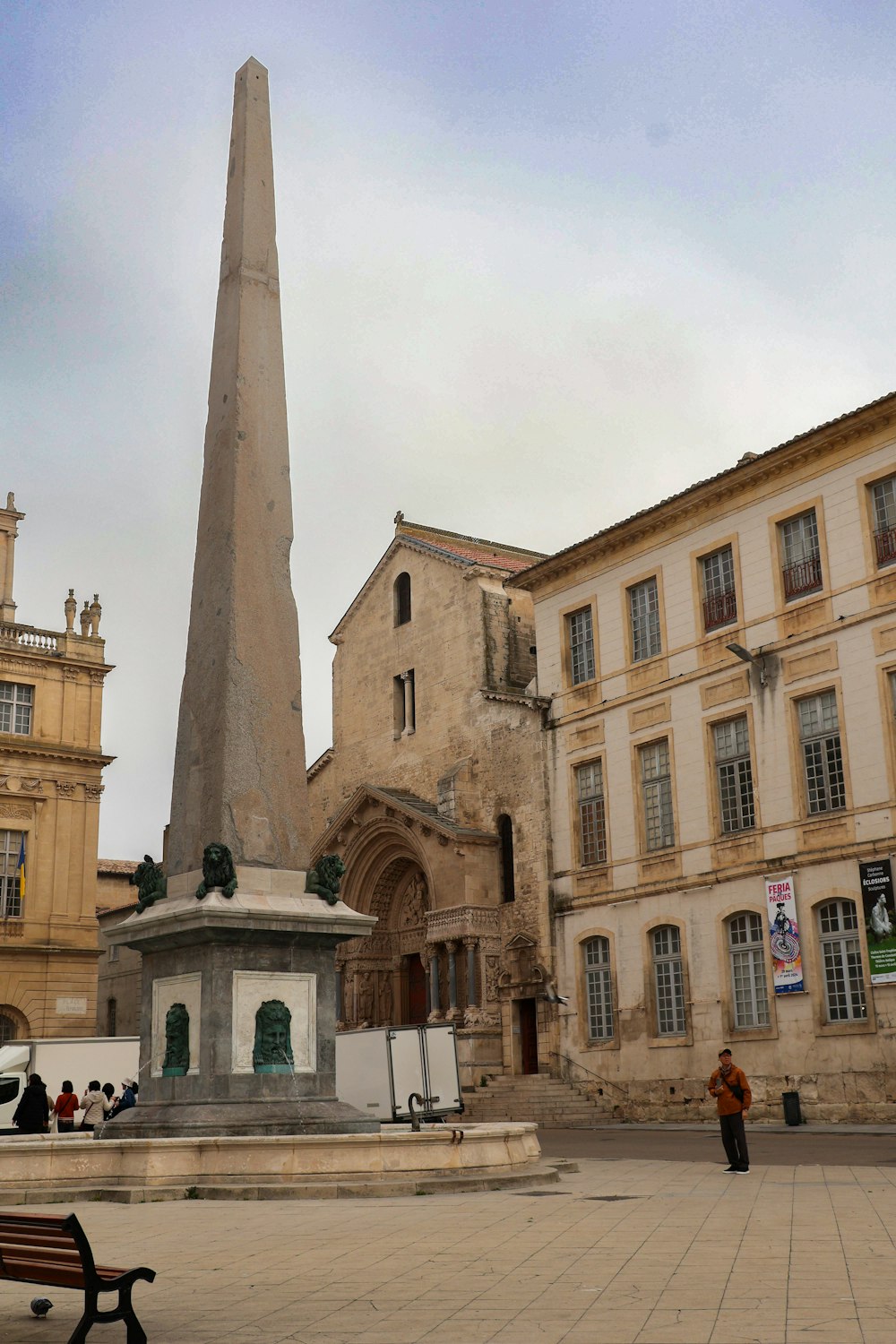 un alto obelisco sentado en medio de un patio