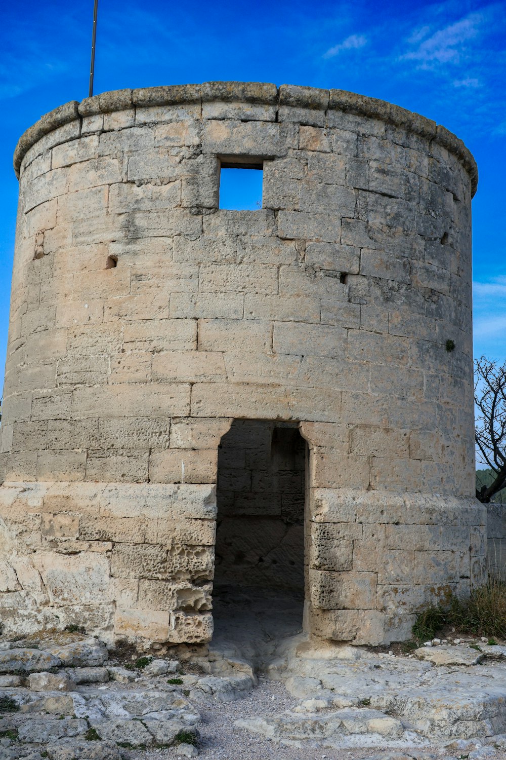 una torre di pietra con una bandiera in cima