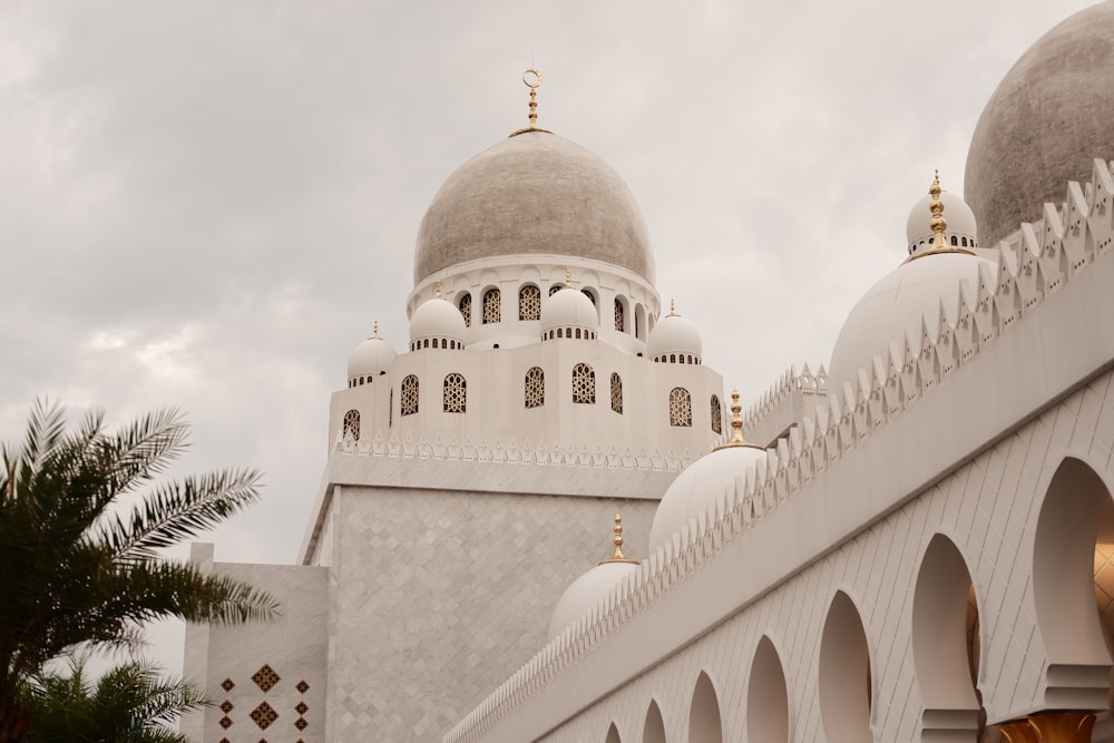 Un gran edificio blanco con una gran cúpula