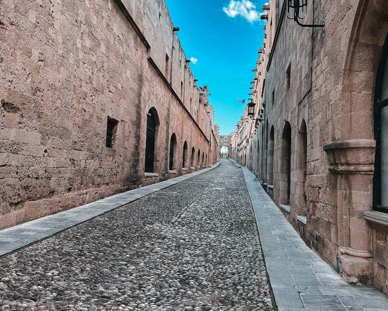 Историческая средневековая крепость и гавань острова Родос в тёплом свете солнца