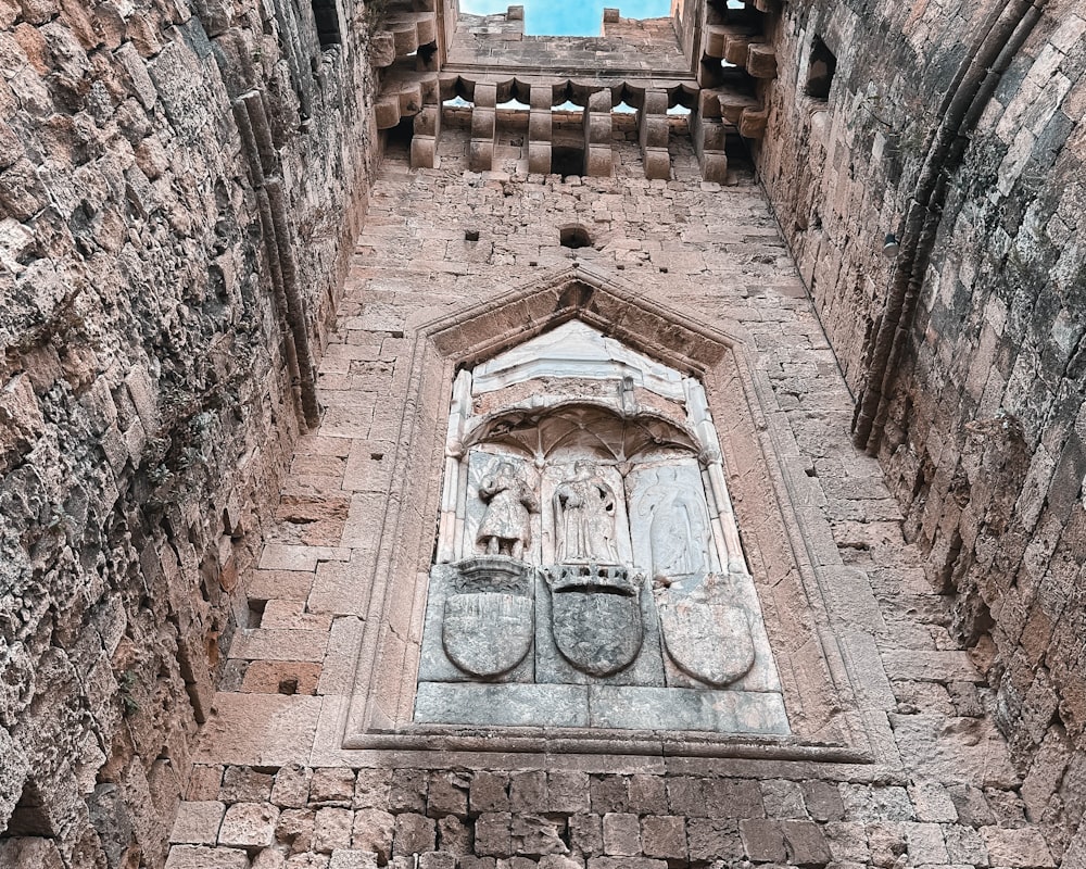 a picture of a window in a stone building