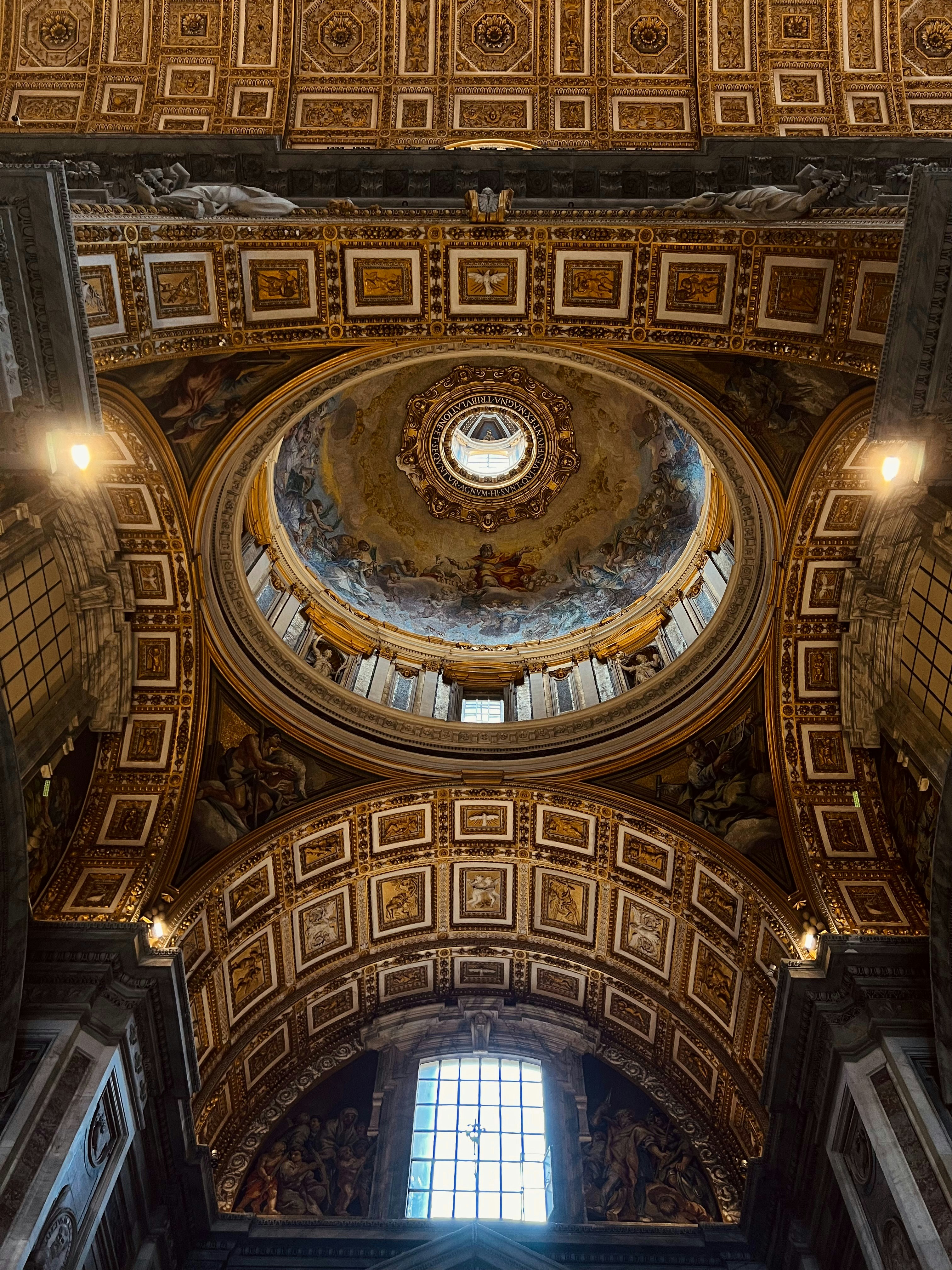 le plafond d’un grand bâtiment avec un dôme
