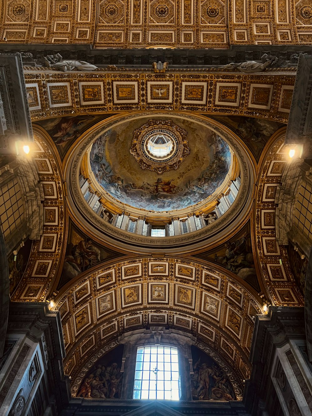 le plafond d’un grand bâtiment avec un dôme