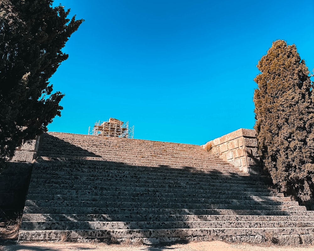 una escalera de piedra con un andamio encima