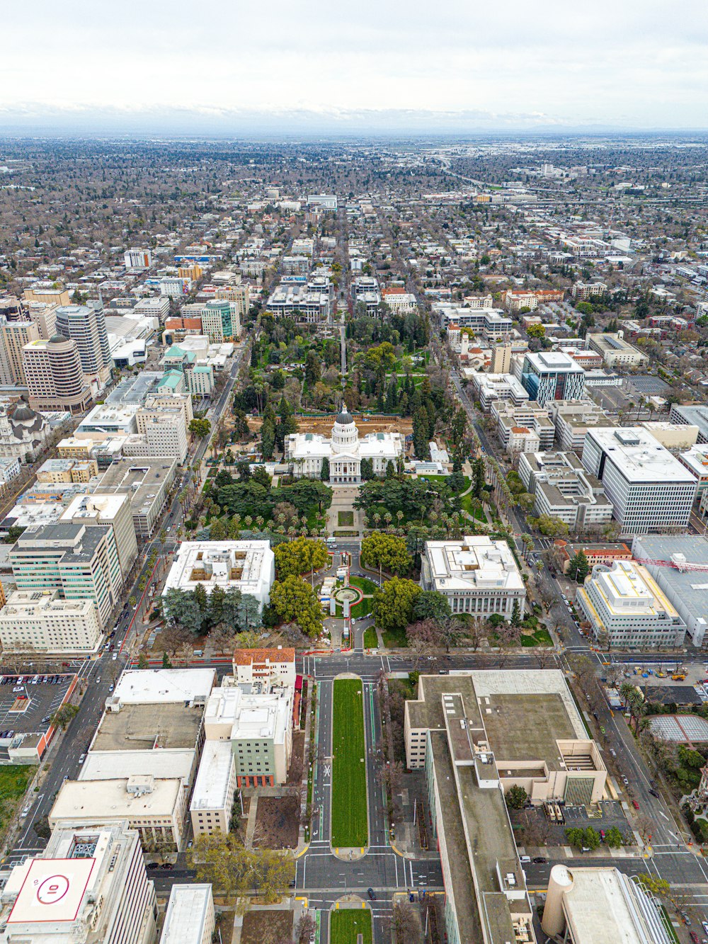 Une vue aérienne d’une ville avec beaucoup de grands bâtiments