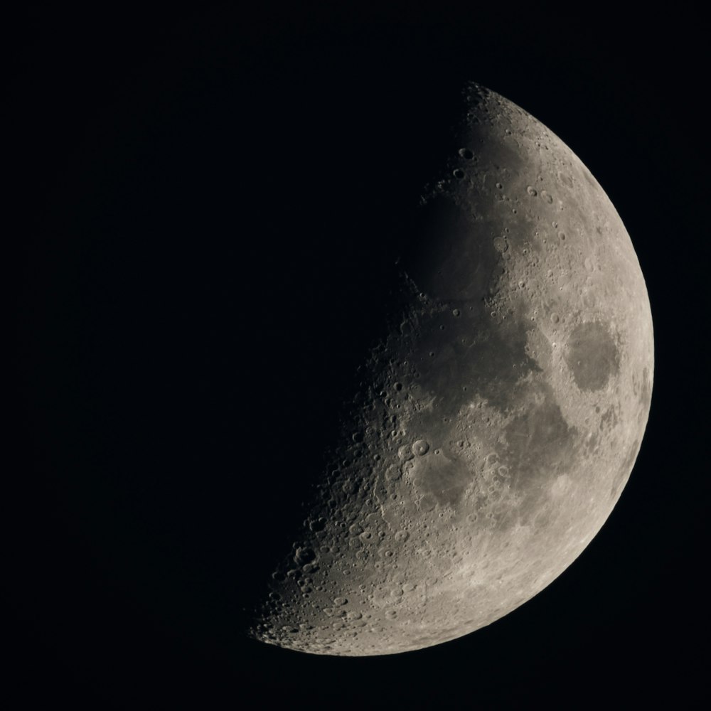 um close up de uma meia lua no céu escuro
