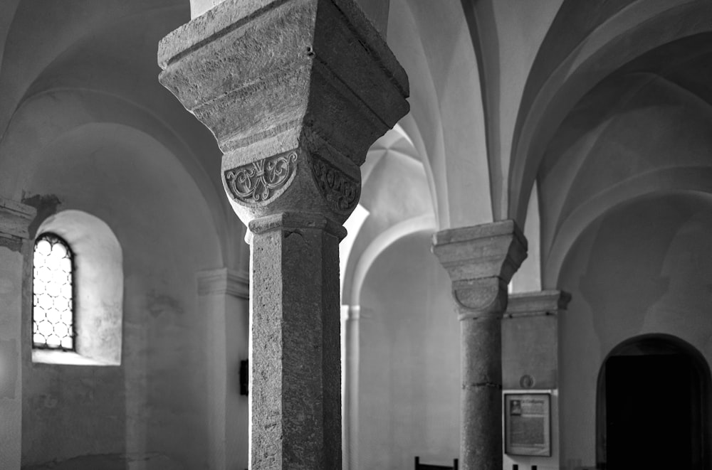 a black and white photo of a pillar in a church