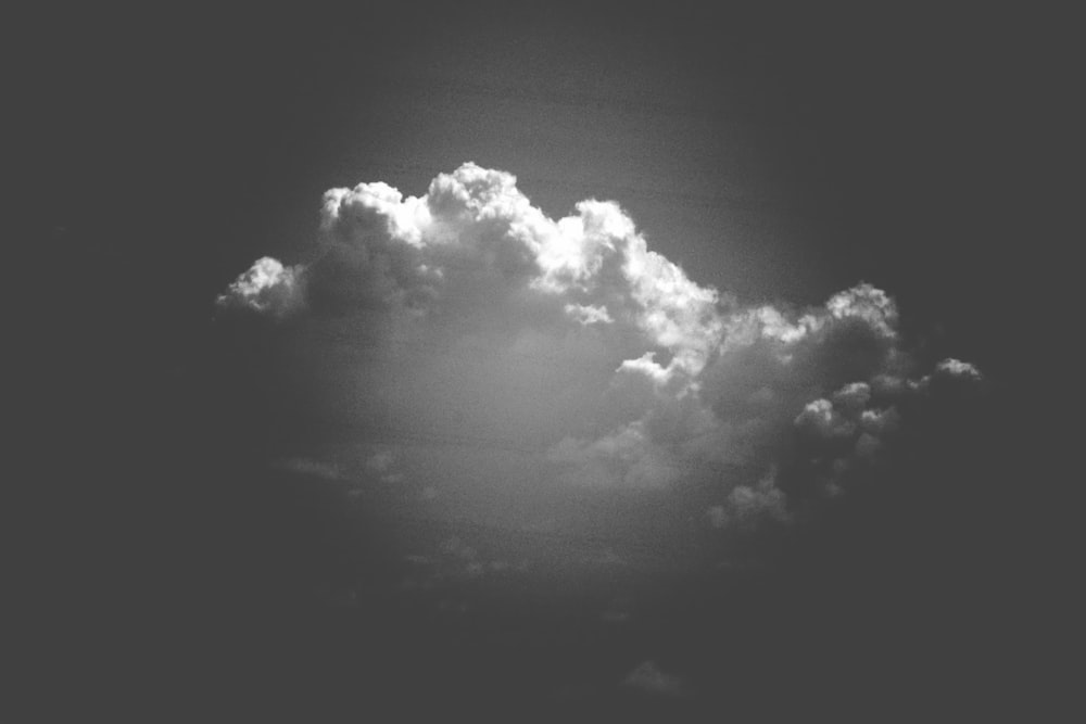 Una foto en blanco y negro de una nube en el cielo