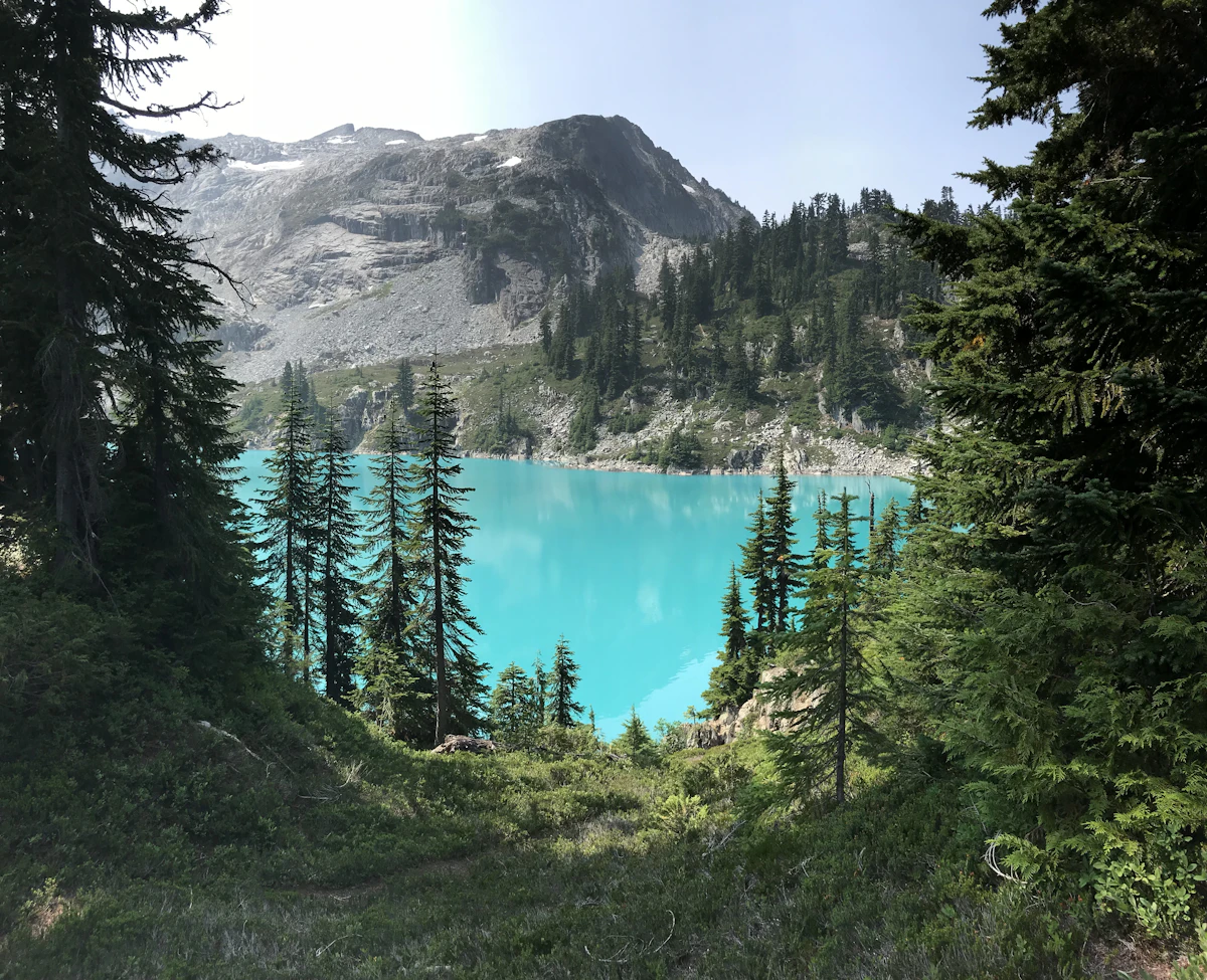 Turquoise alpine lake framed by evergreens in Washington State
