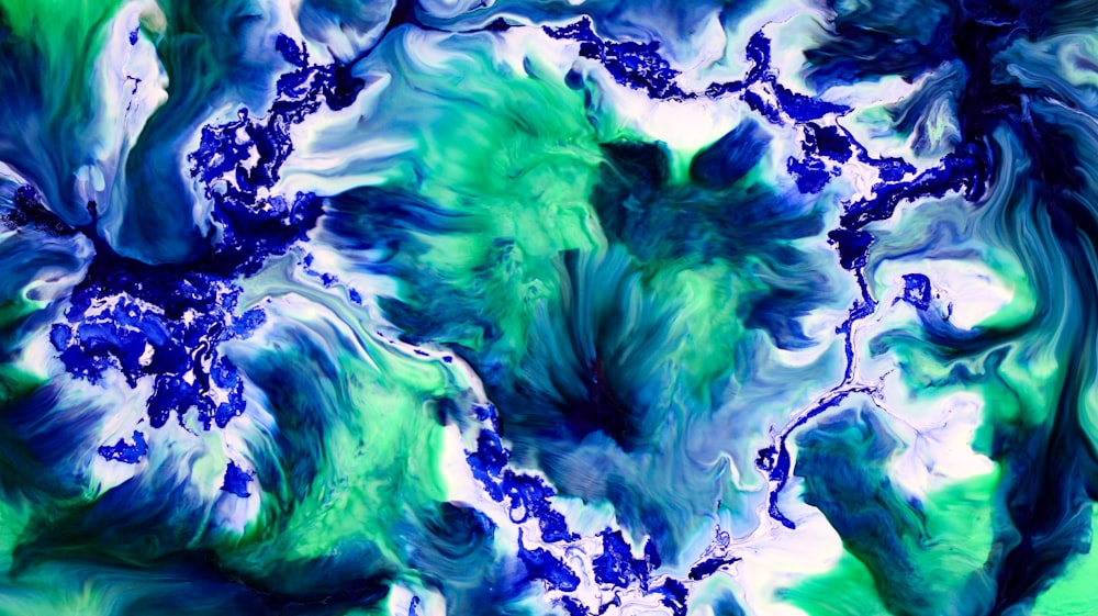 uma pintura abstrata de cores azuis e verdes