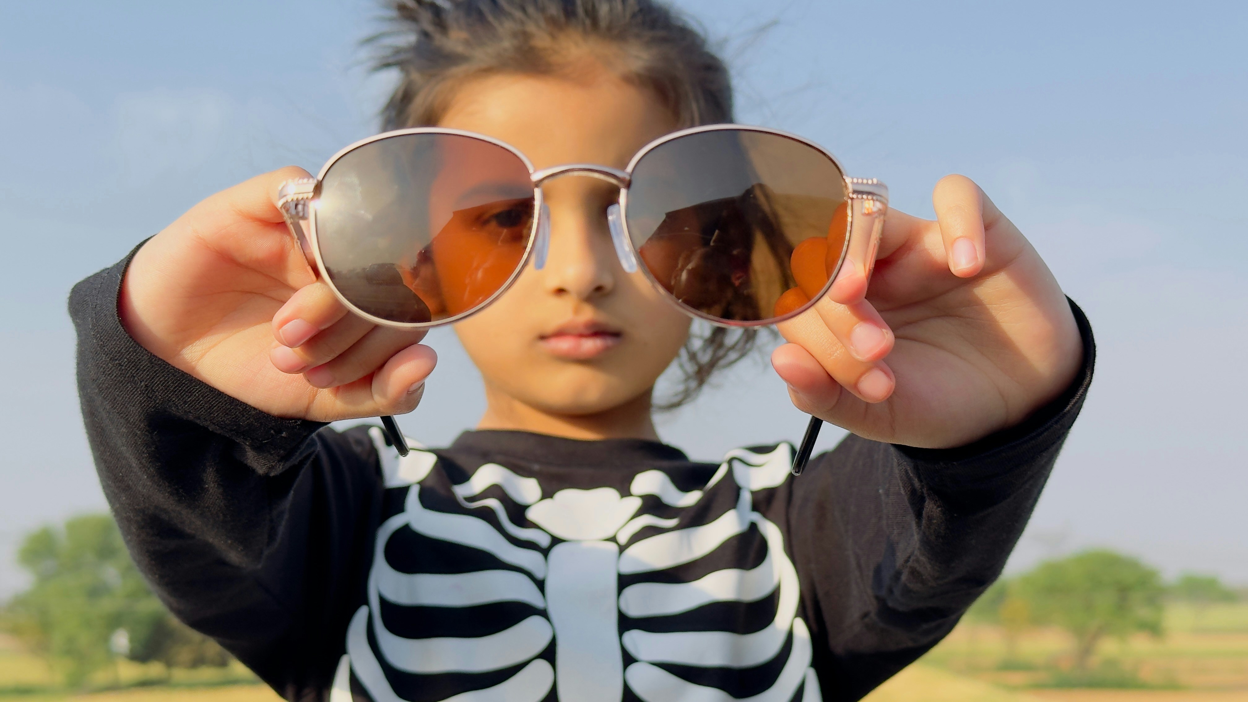 스켈레톤 셔츠와 선글라스를 착용한 어린 소녀 사진 – Unsplash의 무료 사람의 이미지, image size:3000x1688