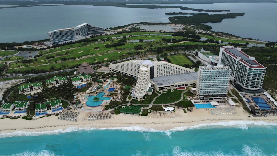 Vista aérea de resort y playa en Cancún