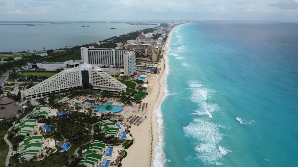 Vista aérea da orla de Cancún com o mar do Caribe