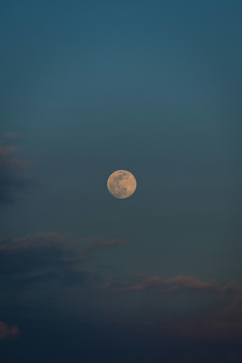una luna llena en el cielo con nubes