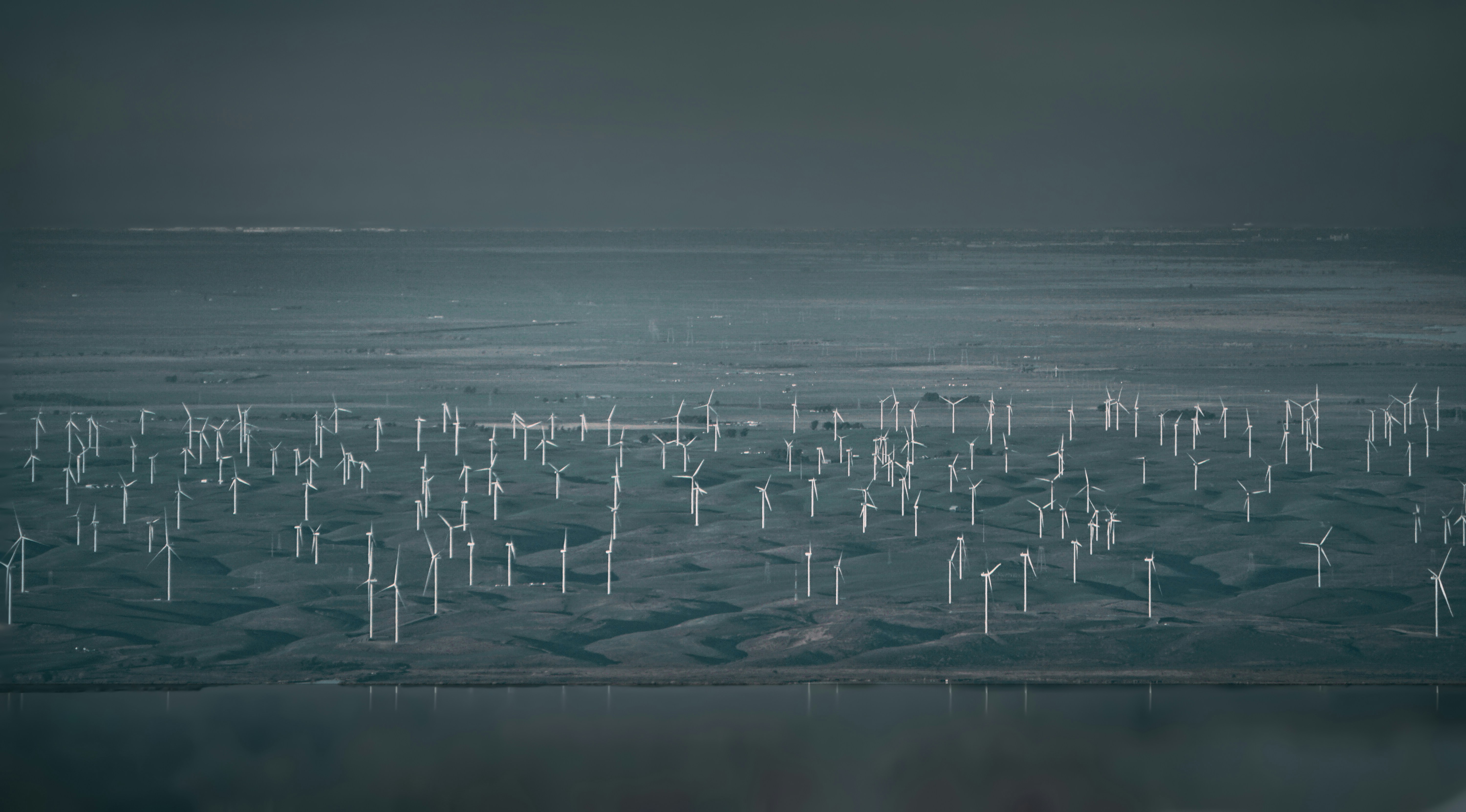 eine große Anzahl von Windmühlen im Ozean