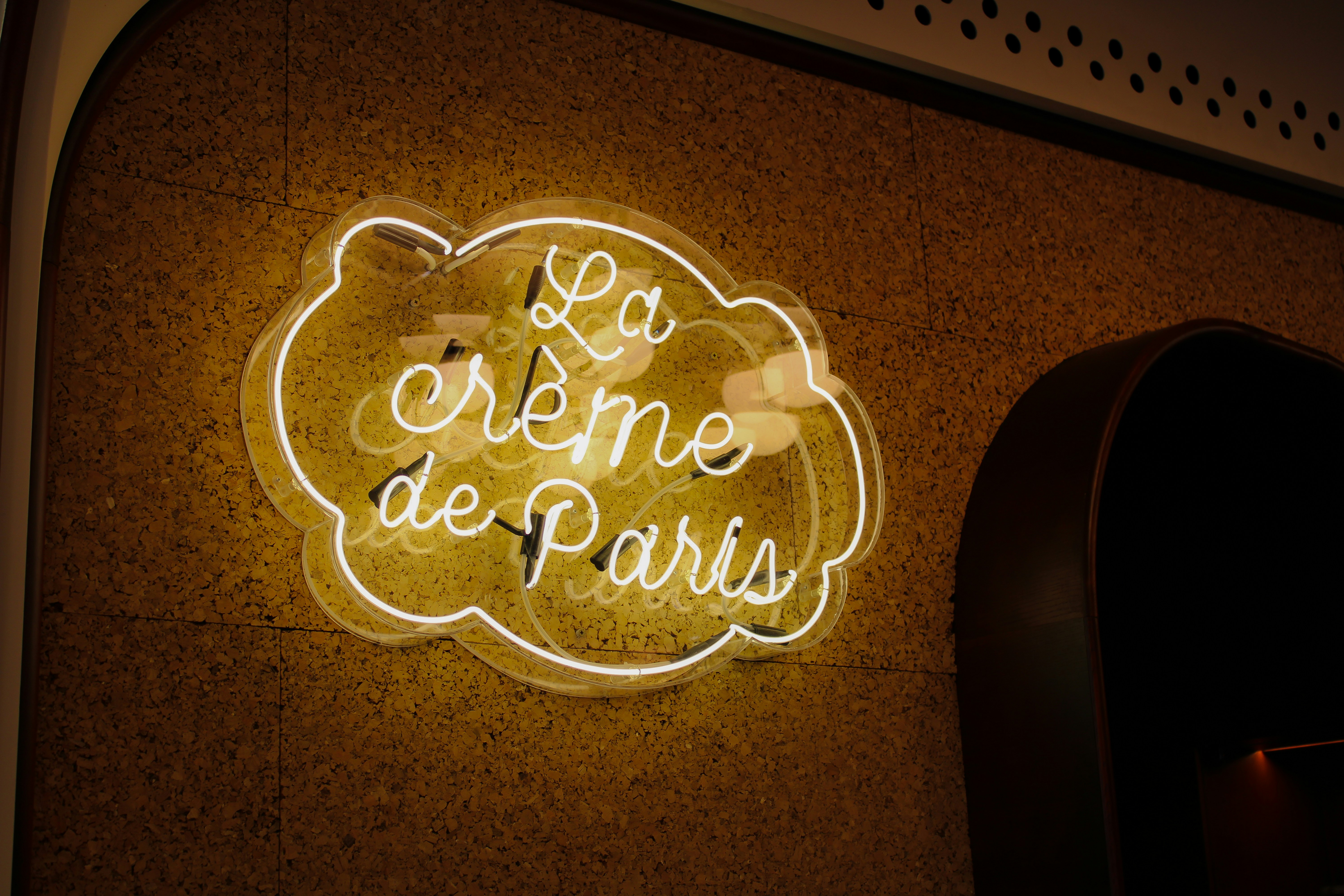 a neon sign that reads la cremee de paris
