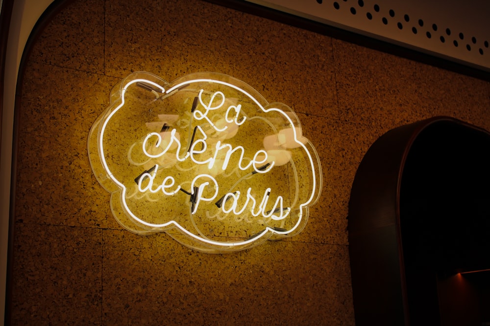 a neon sign that reads la cremee de paris