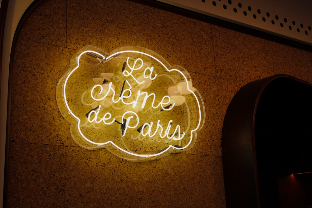 Un'insegna al neon con la scritta La Cremee de Paris