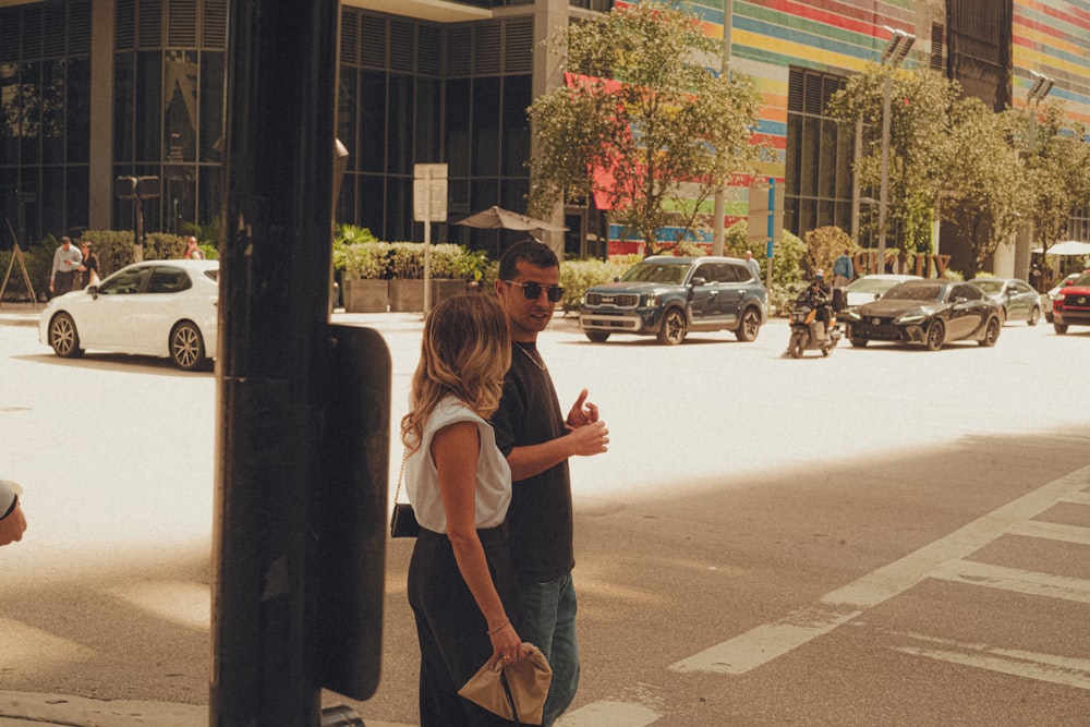 um homem e uma mulher caminhando por uma rua