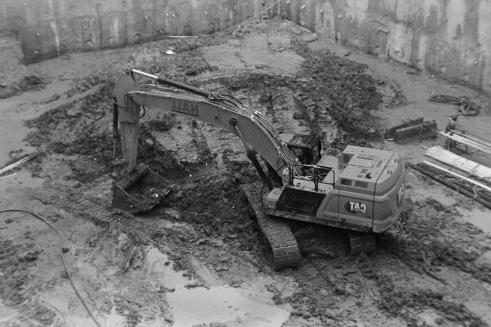 Una vieja foto en blanco y negro de una obra de construcción