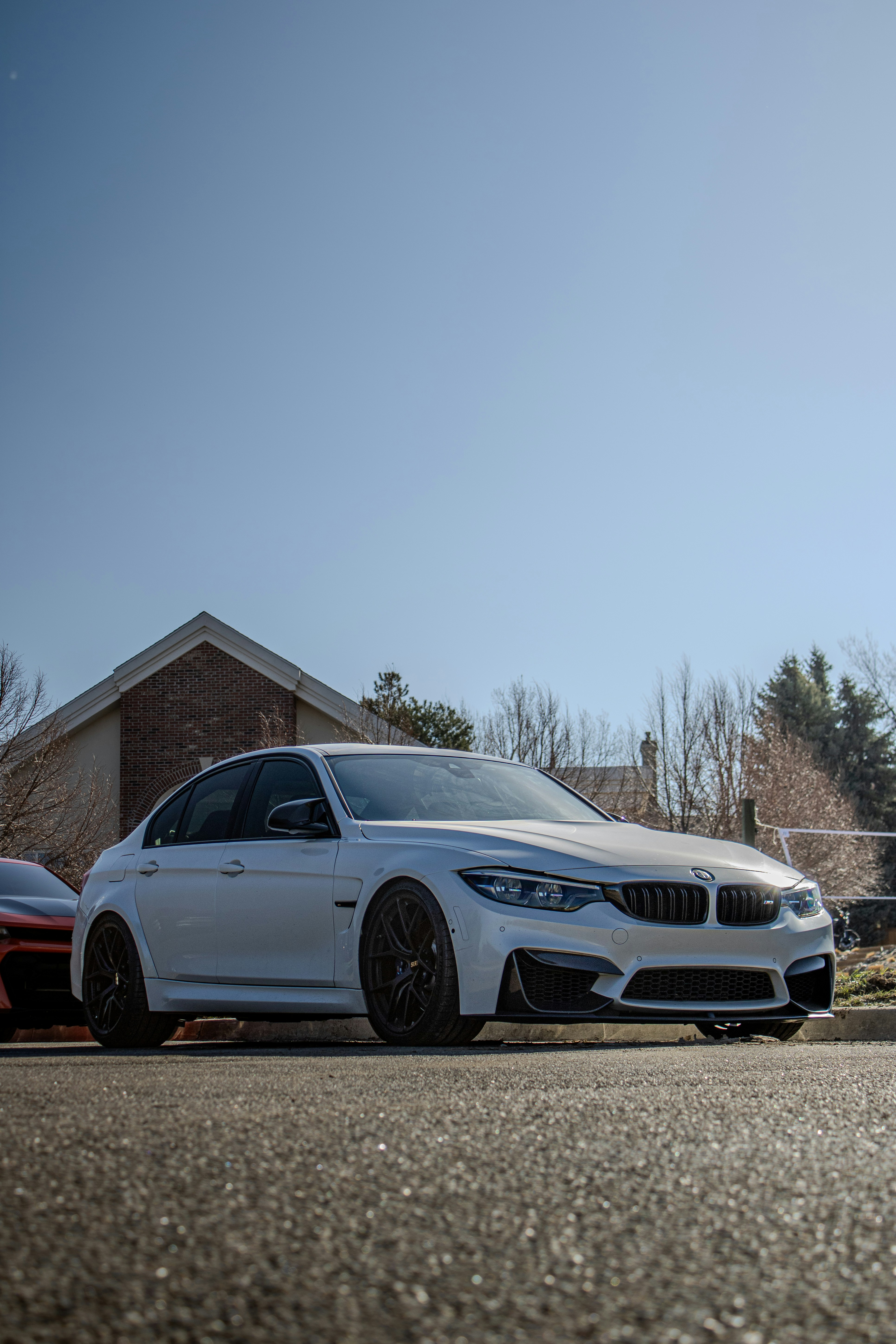 ein weißes Auto, das vor einem Haus geparkt ist