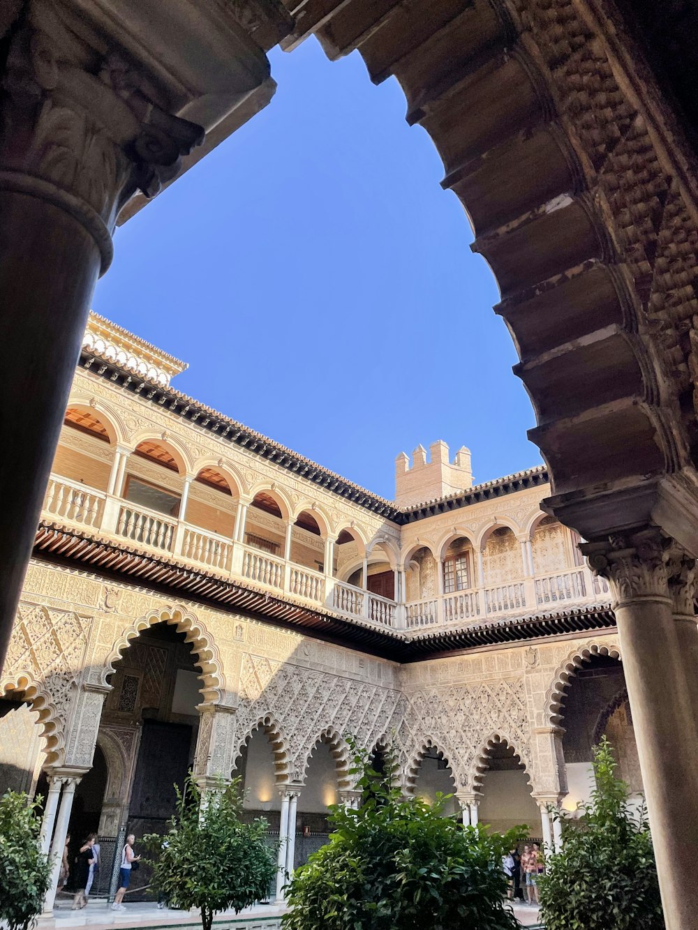 Un patio con una torre del reloj al fondo