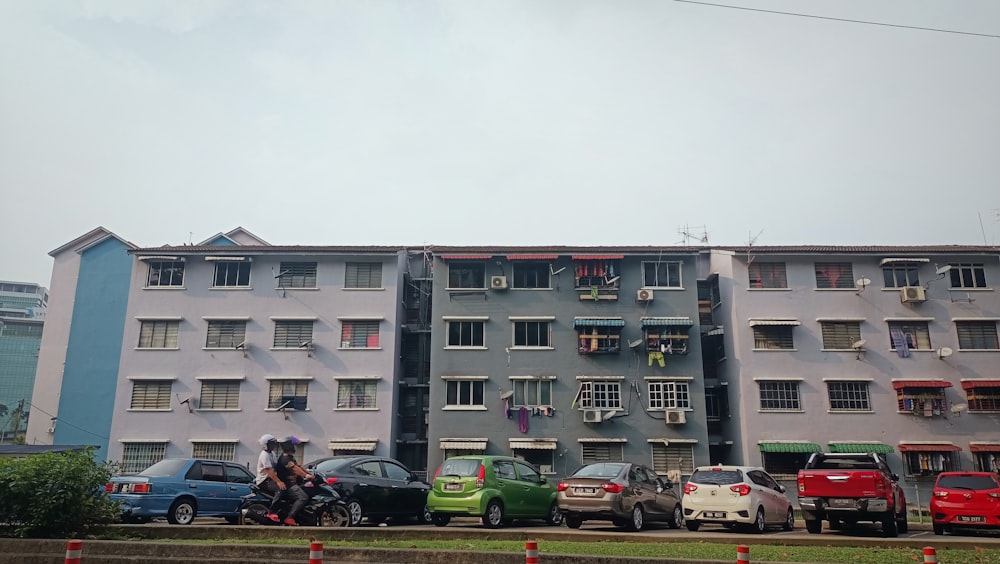 a group of cars parked in front of a building