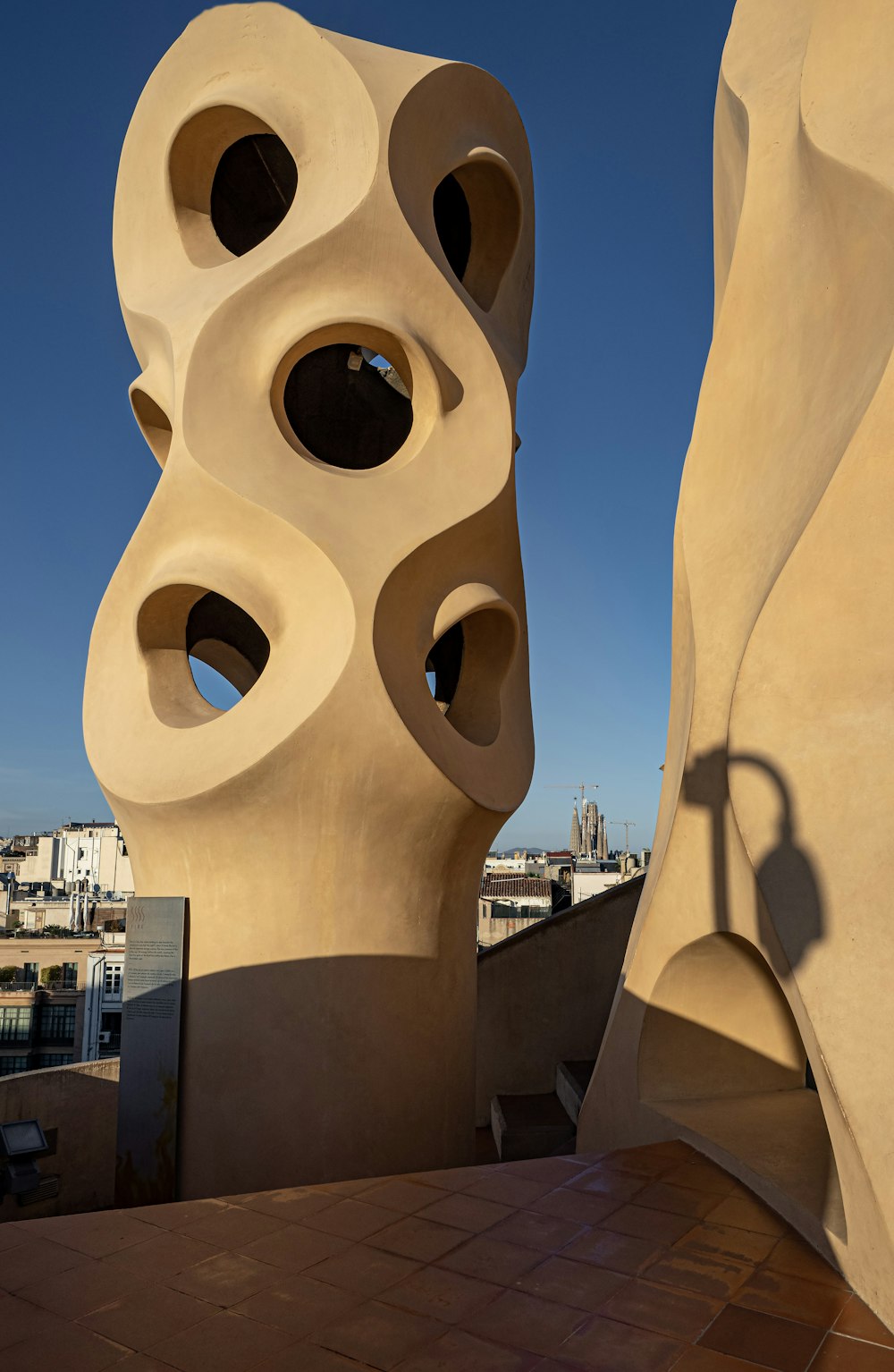 un edificio que tiene agujeros en el costado