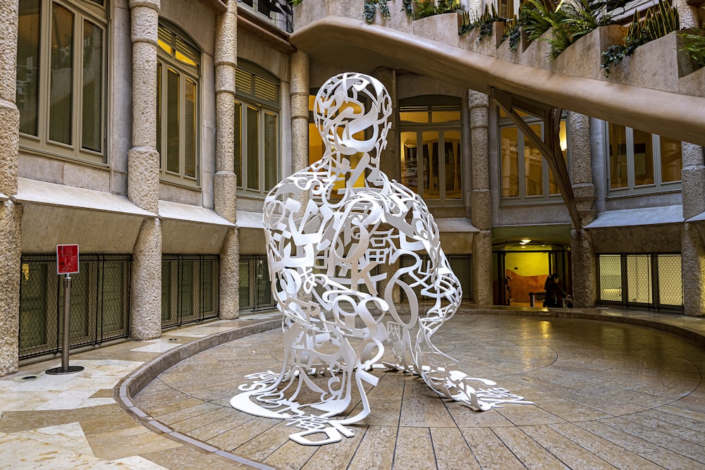 una escultura de un hombre sentado en un patio