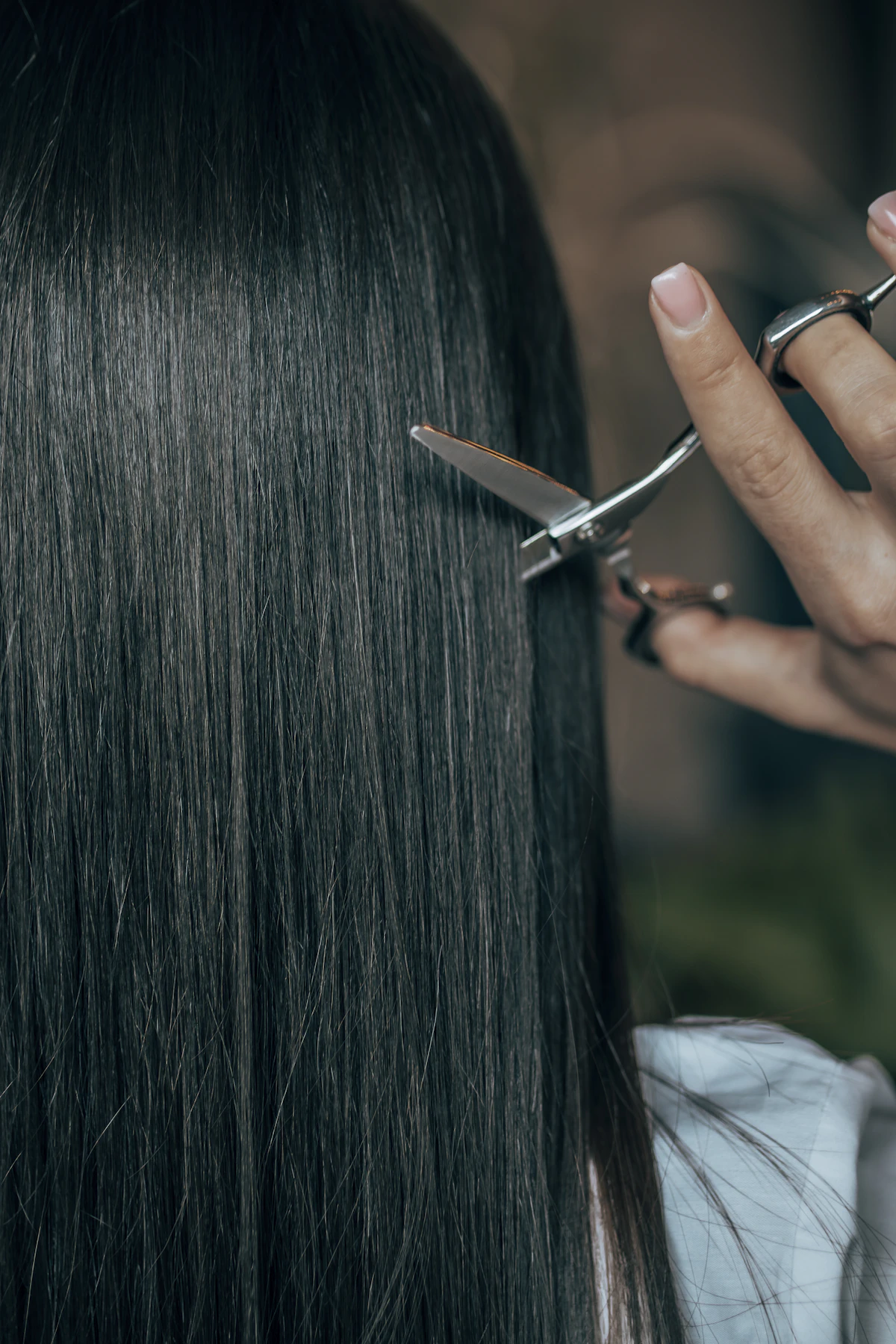 Eine Friseurin bei der Arbeit mit Schere