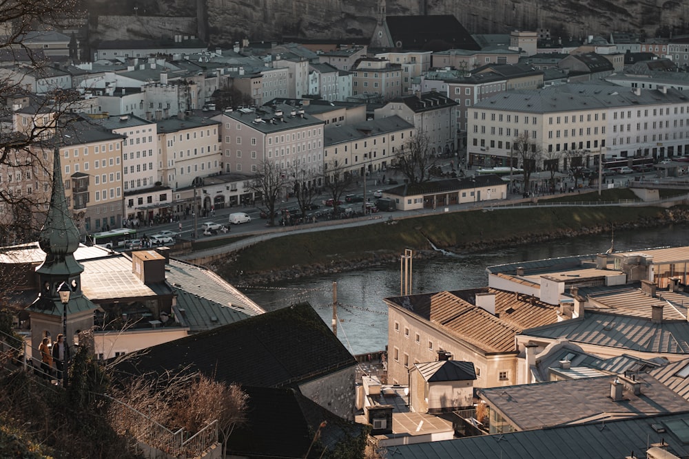 Blick auf eine Stadt, durch die ein Fluss fließt