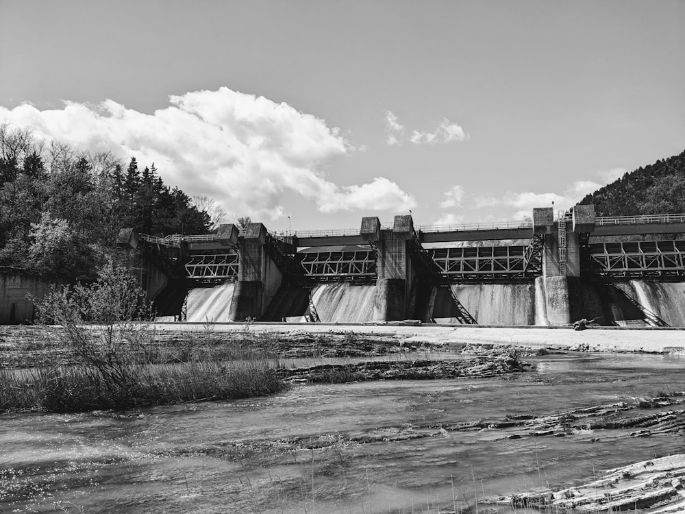 a black and white photo of a dam