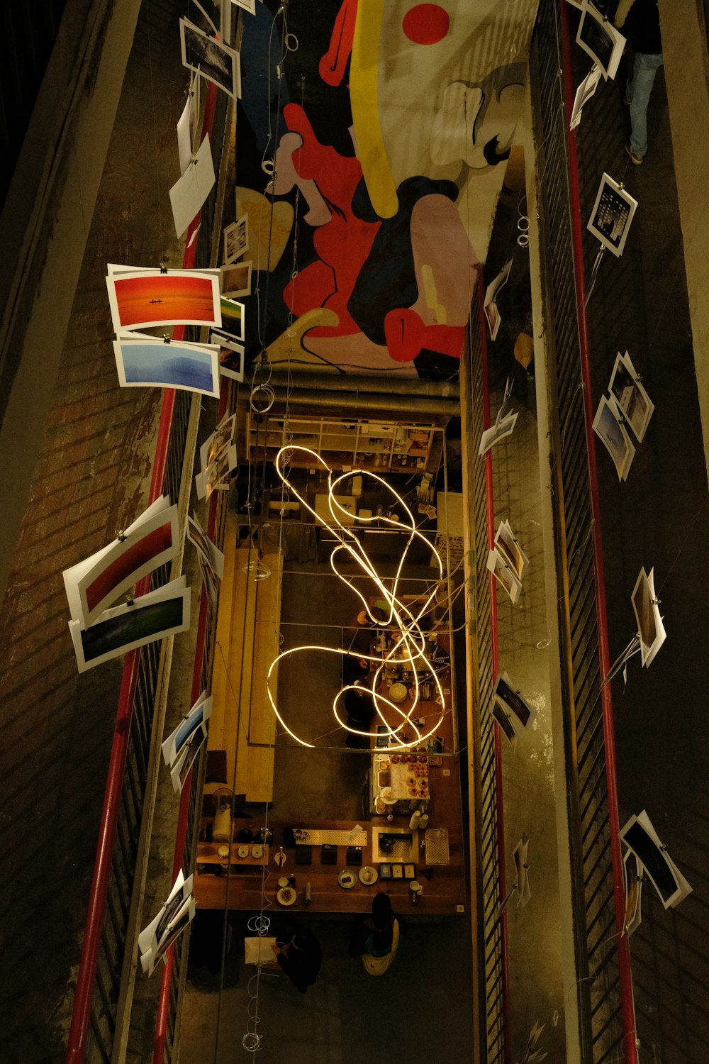 una veduta dall'alto di un edificio con un grande dipinto sul muro