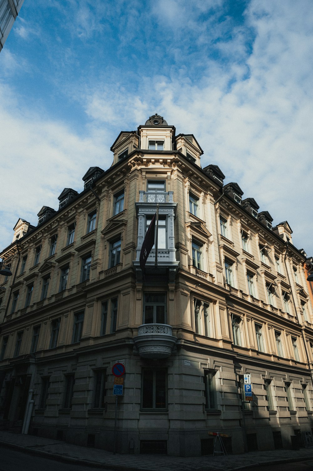 un grand bâtiment avec une horloge au sommet