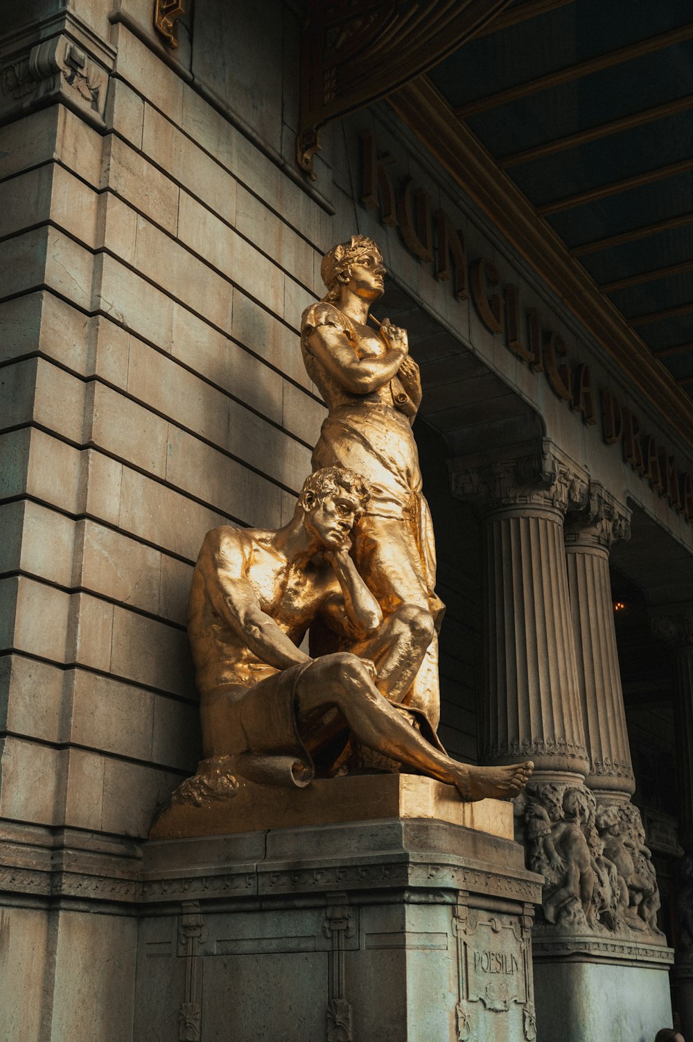 une statue d’un homme sur un cheval devant un bâtiment