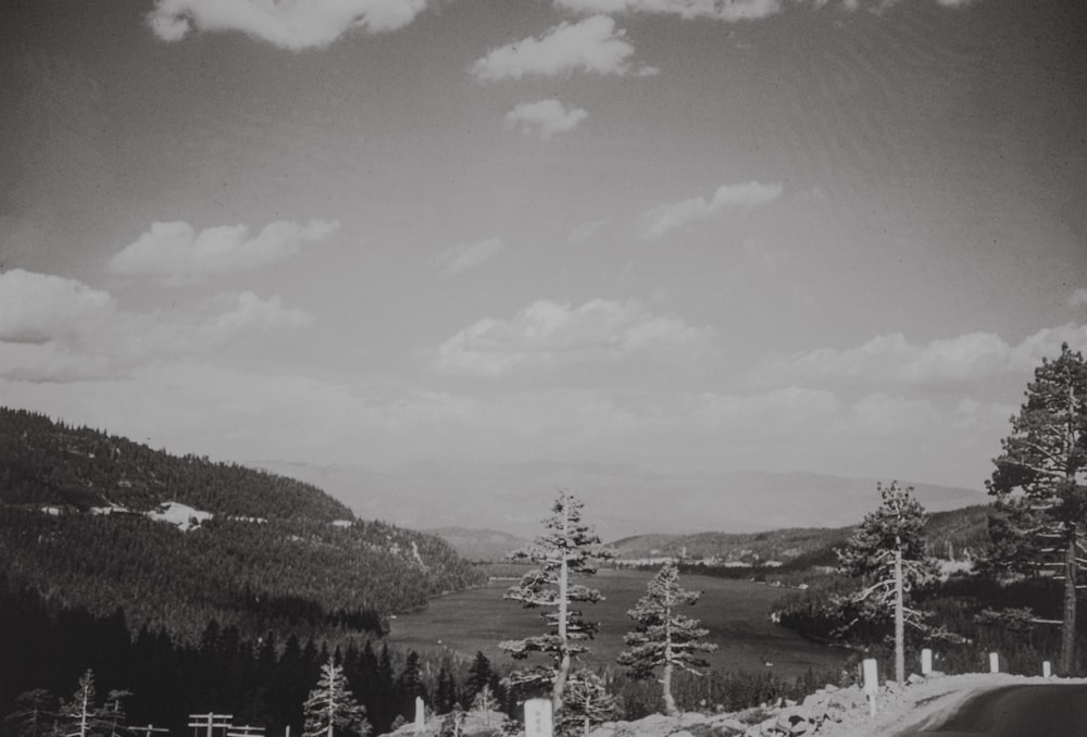 uma foto em preto e branco de uma estrada de montanha