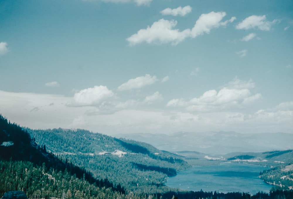 une vue panoramique sur un lac entouré de montagnes