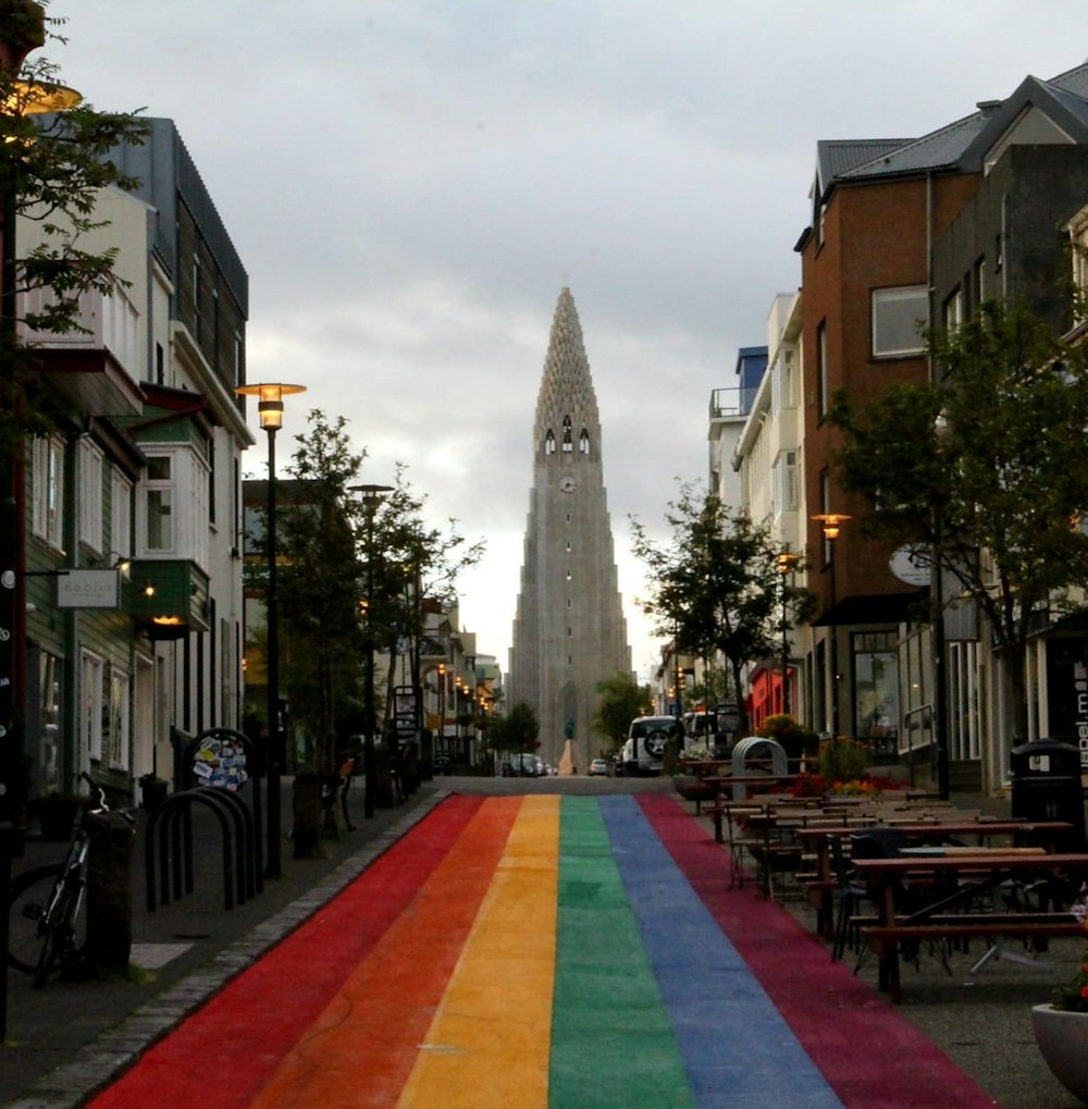 um edifício muito alto com um arco-íris pintado ao lado dele