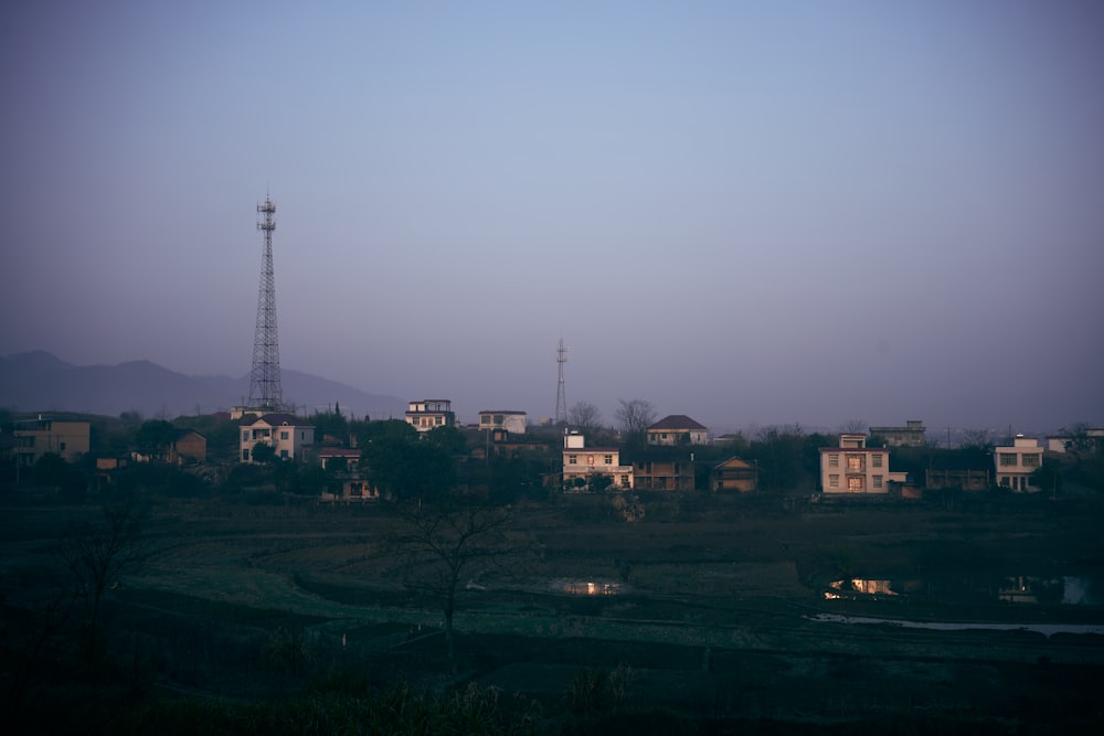 une vue d’une ville avec une tour de radio au loin
