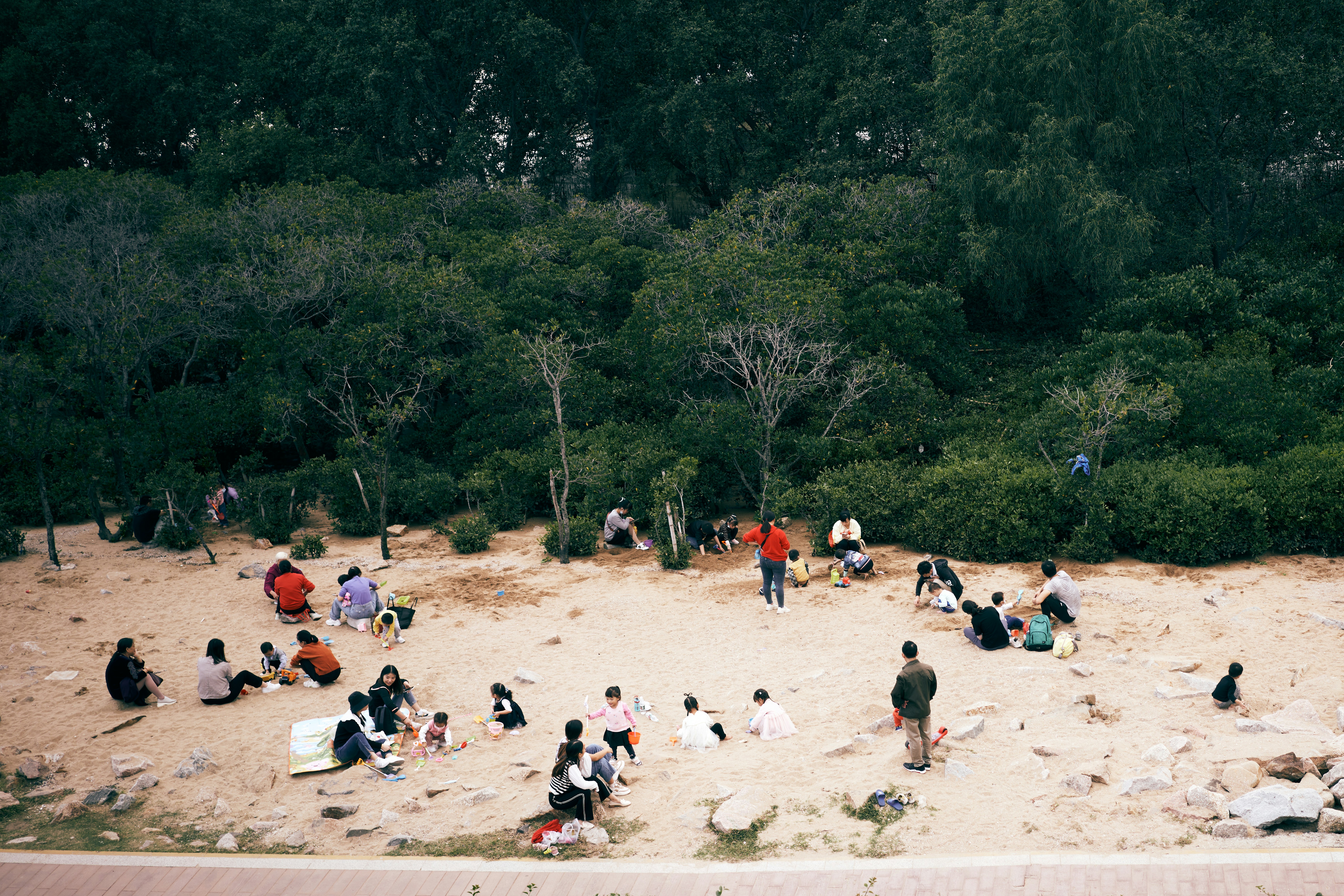 people enjoying the Lincoln Park Zoo or North Avenue Beach - apartments for rent lincoln park chicago