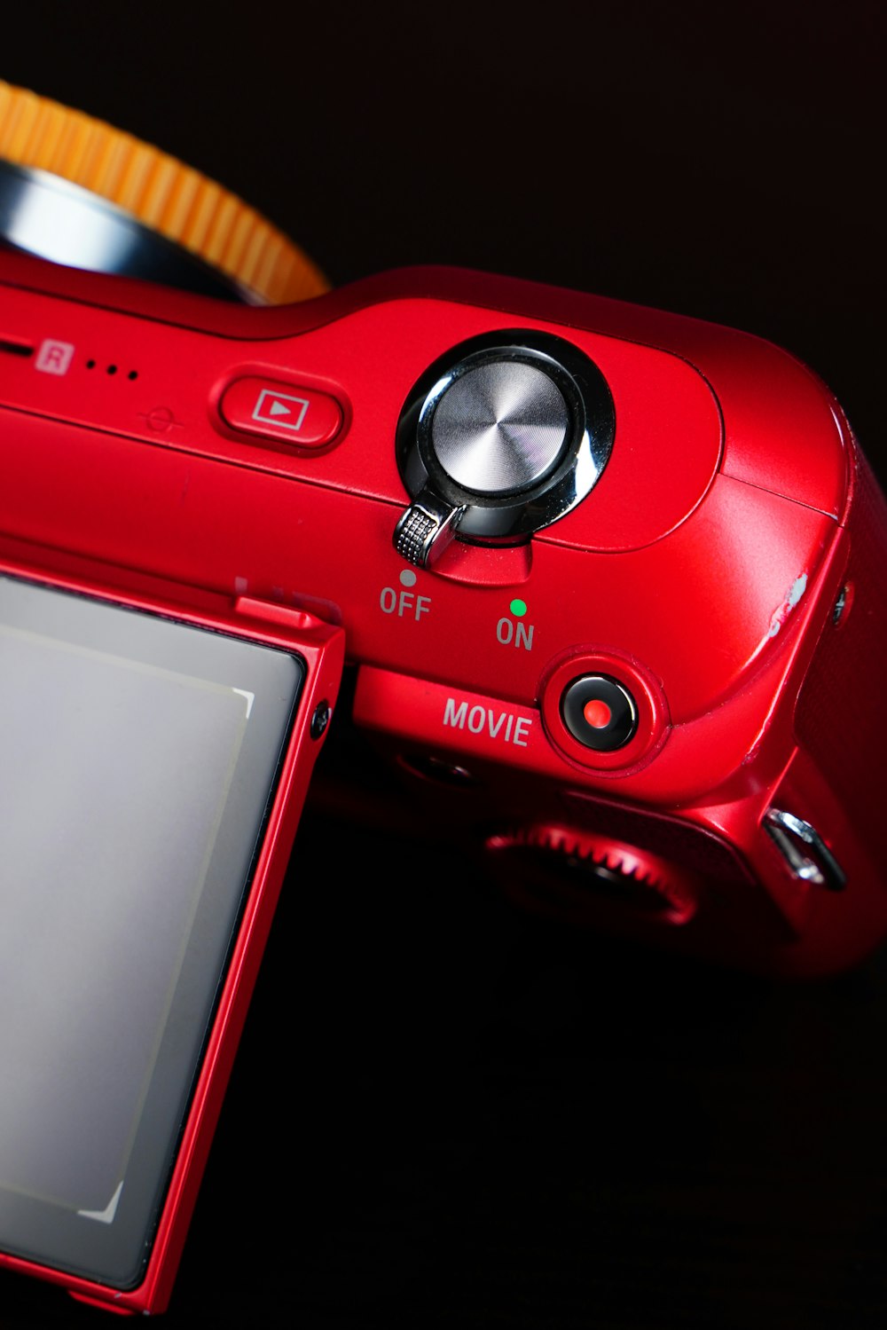 una macchina fotografica rossa seduta sopra un tavolo