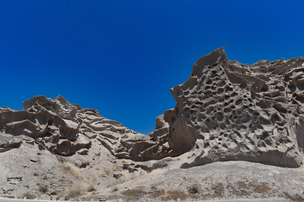 una formación rocosa en medio de un desierto