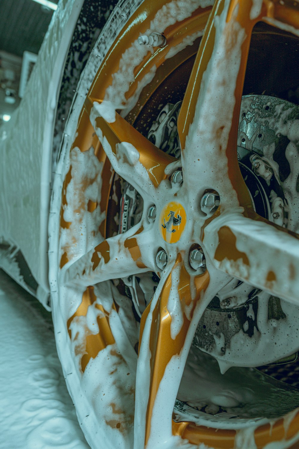 un primo piano di una ruota di un'auto coperta di neve