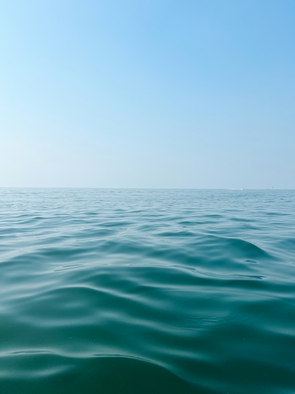 uno specchio d'acqua con un cielo sullo sfondo