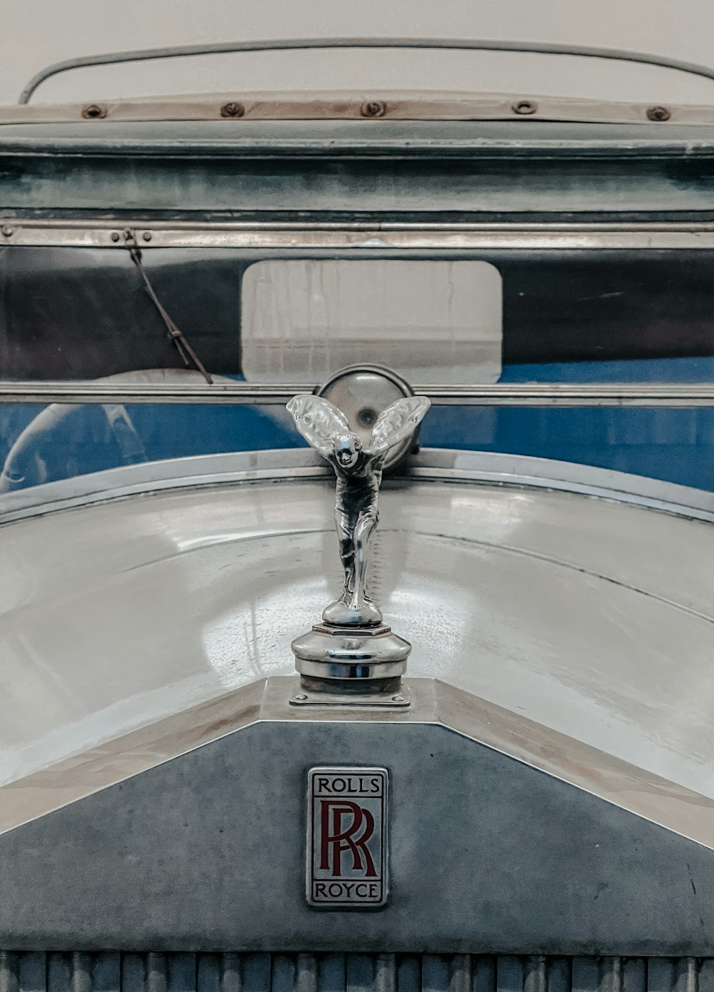 the emblem on the front of an old car